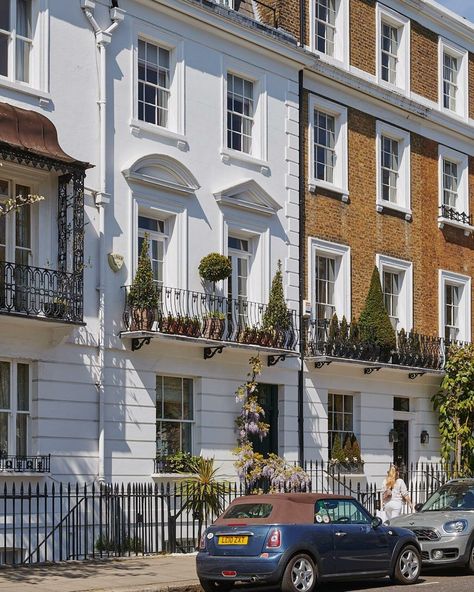 Elegant Townhouse, Out Houses, Green Front Doors, London Houses, London Townhouse, Chelsea London, Saatchi Gallery, Luxury London, Uk Homes