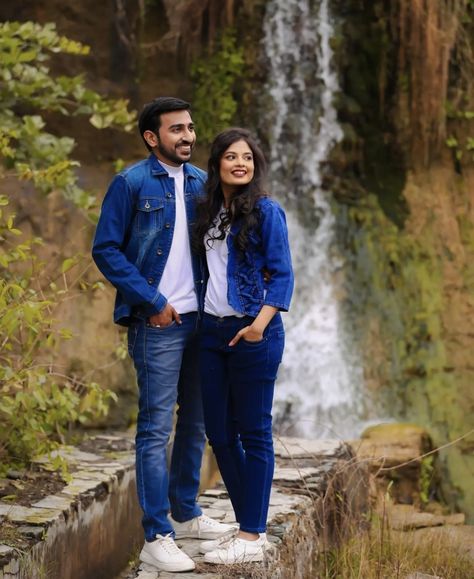 Couple Photography Poses With Jeans, Pre Wedding Jeans Outfit, Couple Same Clothes Outfits, Couple Stills For Photo Shoot, Jeans Couple Photoshoot, Creative Pre Wedding Photoshoot Ideas, Hoodie Poses, Top Poses, Couples Candid Photography