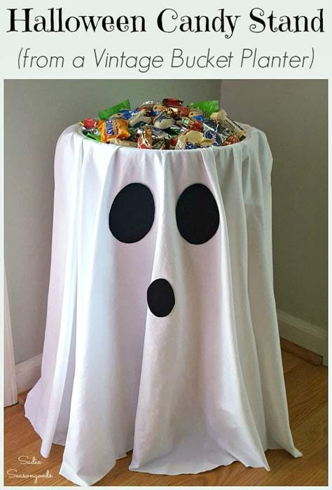 An outdated vintage bucket planter or barrel stand (once used to hold knitting & yarn) is actually the PERFECT thing to upcycle into a DIY Halloween candy bowl holder with this amazing repurposing tutorial from Sadie Seasongoods. It's crazy simple to repurpose it into a friendly ghost that happens to be a candy stand, too. Get all the upcycled craft project details at www.sadieseasongoods.com #halloween #ghost #upcycled #repurposed #Halloweencandy Porta Halloween, Pelottava Halloween, Diy Halloween Dekoration, Dekorasi Halloween, Halloween Candy Bowl, Candy Stand, Classy Halloween, Halloween Fest, Diy Halloween Decor