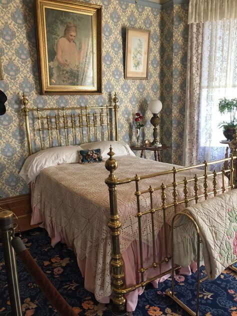 Vintage Bedroom Decor Victorian, Bedroom Decor Victorian, Vintage Bed Frames, British Village, Antique Iron Beds, Iron Beds, Vintage Bedroom Decor, Art Frame Tv, Victorian Home Decor