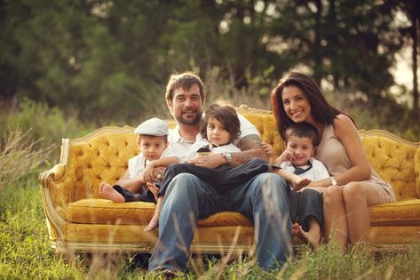 Couch Poses, Christmas Couch, Kid Portraits, Family Potrait, Sofa Pictures, Family Sofa, Picture Background, Farm Pictures, Family Pic