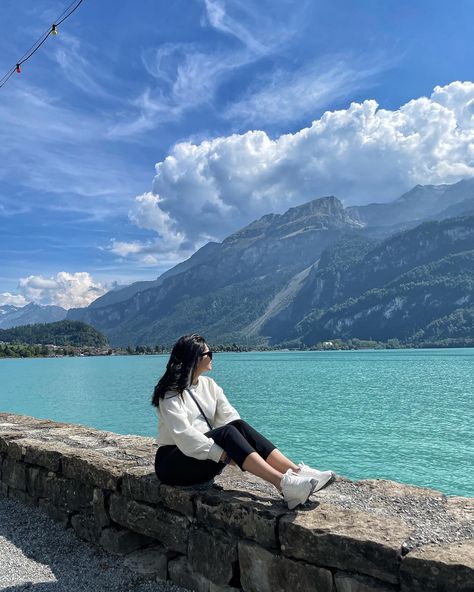 Switzerland Photography Aesthetic, Mountain Holiday Outfit Summer, Switzerland Pose Ideas, Life In Switzerland Aesthetic, Swiss Travel Outfit, Poses In Switzerland, Summer Outfits Switzerland, Switzerland Outfit September, Switzerland Lifestyle Aesthetic