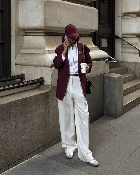 Elegantes Outfit Damen, Burgundy Leather Jacket, Adidas Samba Outfit, Summer Office Outfits, Samba Outfit, Burgundy Outfit, Chic Business Casual, Ootd Women, High Waisted Dress Pants