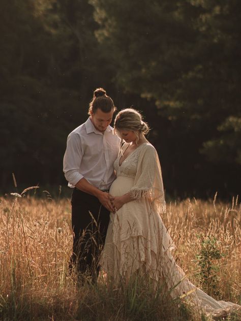 Couple Maternity Poses, Baby Bump Photoshoot, Pregnancy Announcement Photoshoot, Shooting Couple, Maternity Photography Poses Outdoors, Outdoor Maternity Photos, Maternity Photography Poses Couple, Maternity Photo Outfits, Pregnancy Photos Couples