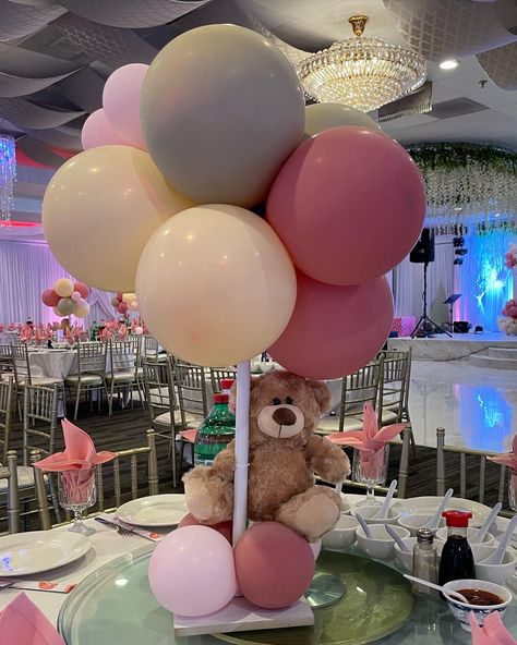 DIY easy to assemble centerpieces Teddy Bear Baby Shower Centerpieces, Bear Baby Shower Centerpieces, Teddy Bear Baby Shower Centerpiece, Balloon Centerpieces Diy, Baby Shower Gender Reveal Cake, Teddy Bear Centerpieces, Balloon Baby Shower Centerpieces, Diy Baby Shower Centerpieces, Baby Shower Table Centerpieces