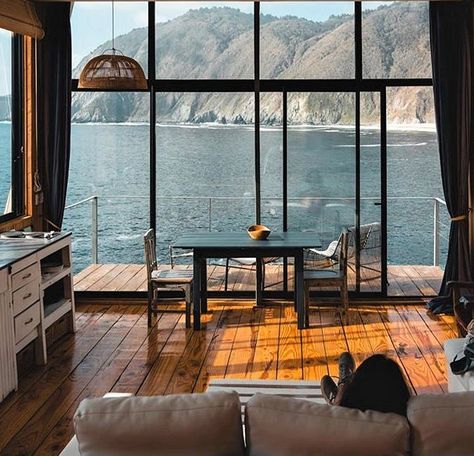 Ecological House, Modern Rustic Living Room, A Room With A View, Modern Cozy Living Room, Floating House, Room With A View, Country Bedroom, Cabin Life, Casas De Ensueño