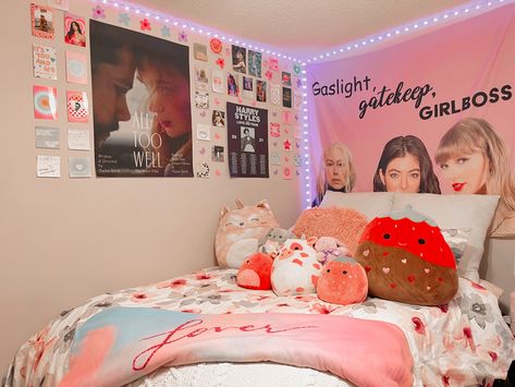 Phoebe Bridgers Bedroom, Sabrina And Olivia, Taylor Swift Bedroom Ideas, All Too Well Poster, Taylor Swift Bedroom, Cozy College Dorm, Phoebe Bridgers Poster, Dream Collage, Cozy Bedrooms