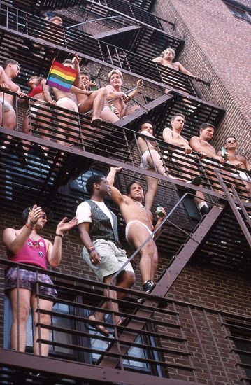 Rent Musical, History Icon, 1990s Photos, Gay Fish, Gay Pride Parade, Gay Aesthetic, Pride Parade, Lgbtq Pride, Gay Art