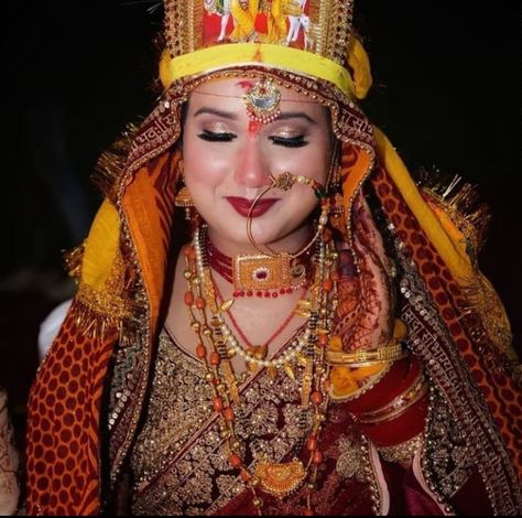 Kumauni Bride, Kumaoni Bride, Garhwali Bride, Bride Fashion Photography, Nath Nose Ring, Bride Fashion, Silk Saree Blouse, Hindu Wedding, Traditional Attire