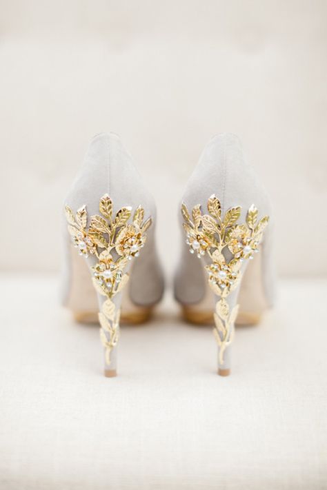 Gold detailing wedding shoes. Hak Tinggi, Gold Wedding Shoes, Elegant Wedding Inspiration, Prom Heels, England Wedding, Prom Shoes, Dress And Heels, Gold Details, Bridal Shoes