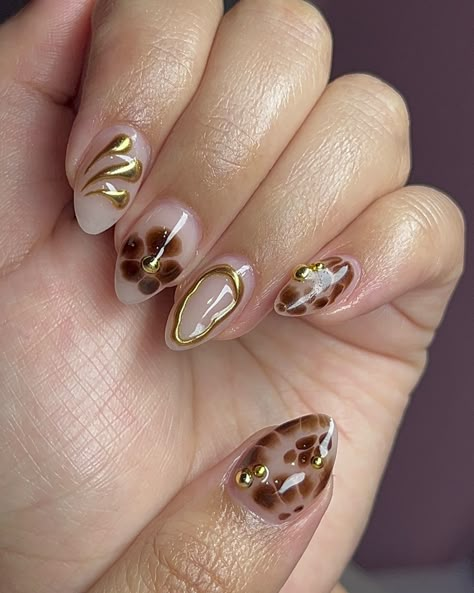 fall sets incoming 🍂✨ inspo : @nailz.bychristine #batonrougenailtech #nails #nailinspo #explore #explorepage #donebyhai #nailinspo2024 #225nailtech #2024nails #nailsofinstagram #nails #nailstagram #nailsnailsnails #nailsoftheday #nailinspiration #birthdaynails #naildesigns #summernails #summernails2024 #fallnails🍁🍂 #fall #fallnails #fallnaildesigns #fallnailinspo #brownnails Brown Nail Design Ideas, Golden Brown Nails, Brown Design Nails, Brown Beige Nails, Brown And Gold Nails Designs, Gold And Brown Nails, Nails Con Relieve, Brown And Gold Nails, Cafe Nails