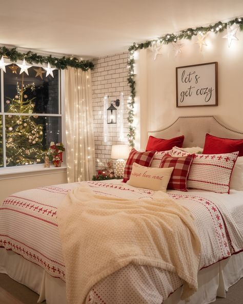 40 Christmas Bedroom Ideas - Home Soils Christmas Theme Room Ideas, Cute Christmas Rooms, Christmas Master Bed Decor, Christmas Bedrooms Cozy, Christmas Room Ideas, Christmas Dorm, Cozy Christmas Bedroom, Winter Bedroom Decor, Christmas Bedrooms