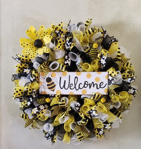 Bee wreath done in black, yellow, and white. Front Door Diy, Diy Christmas Wreaths Ideas, Christmas Wreaths Ideas, Door Diy, Bee Wreath, Diy Christmas Wreaths, Wreaths Ideas, Tutorials Diy, Christmas Wreaths For Front Door