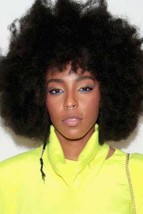 Jessica Williams at the 2018 Grammy Awards After Party | Who says you can't have fun with color? Bright Yellow Dress, Jessica Williams, Blue Eyeliner, Colored Eyeliner, Beauty Looks, Spring Beauty, Blue Eyeshadow, Celebrity Beauty, Celebrity Makeup