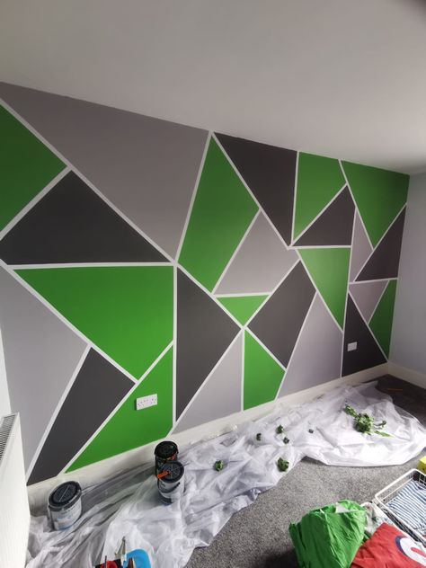 Green Geometric Wall, Xbox Bedroom, Wall Paint Colour Combination, Room Paint Designs, Colors For Home, Geometric Wall Paint, Diy Wall Design, Wall Paint Patterns, Paint Patterns