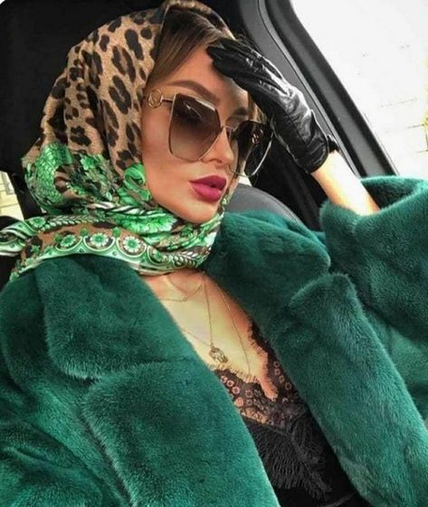 Lyric Analysis, Sunglasses For Your Face Shape, Paris Chic, Head Scarf Styles, How To Wear A Scarf, Looks Black, How To Wear Scarves, Green Coat, Fashion Images