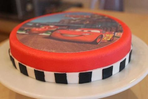 Geburtstagstorten – einfache Cars-Torte mit Aufleger Toffee Cupcakes, Car Cake, Poker Table, Creative Food, Kids Birthday Party, 2nd Birthday, Kids Birthday, Fondant, Birthday Parties