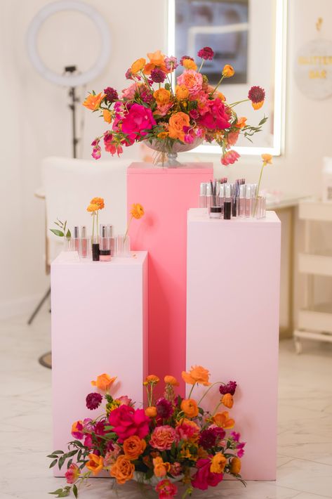 Pink And Orange Bud Vases, Store Grand Opening Decor Ideas, Beauty Salon Opening Party Ideas, Grand Opening Salon, Vendor Display Table, Grand Opening Ideas Business Decorations, Grand Opening Ideas, Us Girl, Salon Openings