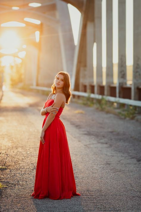 Prom Portrait Poses, Sweet 16 Poses Photography, Abandoned Bridge, Homecoming Photos, Prom Photography Poses, Foto Insta, Homecoming Poses, Prom Picture Poses, Elegant Red Dress