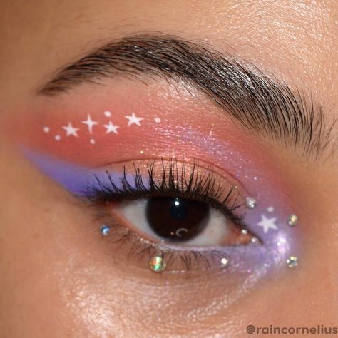 Fun Glitter Eye Makeup, Spacecore Makeup, Space Eye Makeup, Space Makeup Looks, Star Eyeliner, Space Makeup, Butterfly Makeup, Rhinestone Makeup, Cute Eye Makeup