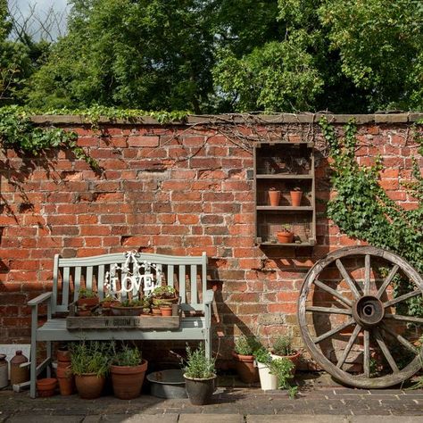 Rustic courtyard garden with herb planters Rustic Courtyard, Traditional Garden Design, Brick Wall Gardens, Country Garden Decor, Small Courtyard Gardens, Courtyard Gardens Design, Small Courtyards, Herb Planters, English Cottage Garden