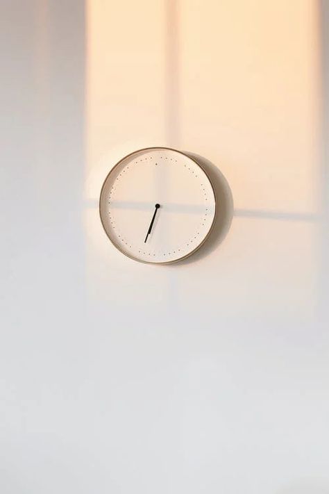 White Esthetics Background, White Clock, Clock Wallpaper, White Clocks, Background Images For Quotes, Wallpaper Photos, Photos Hd, Minimalist Wallpaper, Hd Images