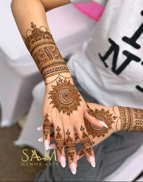 Eid Mehndi Designs Front Hand, Semi Bridal Mehendi Design, Henna Motive, Mehndi Designs For Eid, Mehandi Ka Design, Mendi Design, Round Mehndi Design, Traditional Mehndi Designs, Eid Mehndi