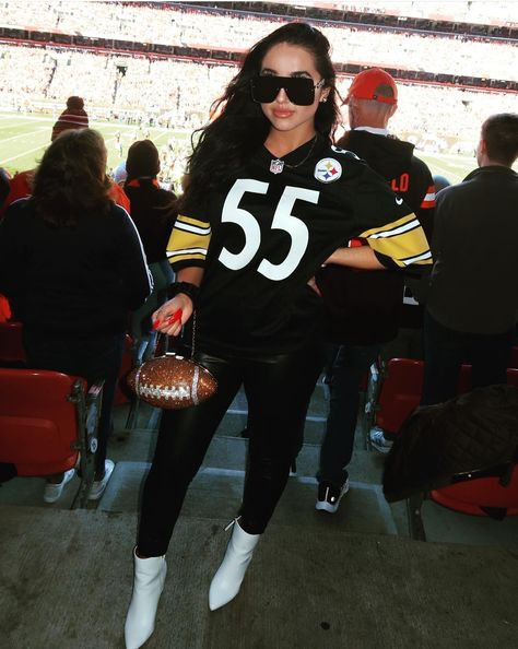 Steelers Jersey Outfit Woman, Cute Steelers Outfits Women, Nfl Gameday Outfit Women, Steelers Outfit Woman, Football Outfits For Women, Steelers Outfit, Baddies Outfits, Nfl Wives, Steelers Women