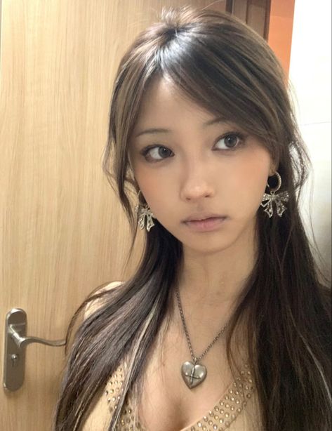 Igari Haircut, Y2k Asian Hairstyles, Asian Y2k Makeup, Y2k Side Part, Gyaru Brown Hair, 2000s Japanese Haircut, 2000s Japanese Makeup, 90s Japanese Makeup, 2000s Makeup Asian