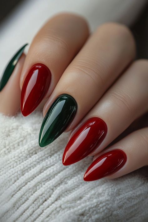 Trendy Christmas Nails Green, Red And Green Nails Acrylic, Red Green And Gold Nails, Cute Red Christmas Nails, Red Green Christmas Nails, Christmas Nail Red, Red And Green Nail Designs, Christmas Nails Green And Red, Simple Red Christmas Nails