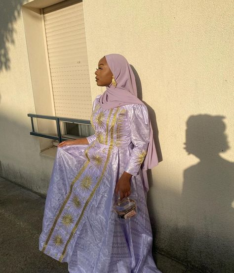 Purple Bazin Styles, Hijab African Style, Bazin Designs For Women, Hijab Bazin Styles, Guinean Traditional Dresses, Bazin Dresses Styles, Modest Bazin Styles, African Bazin Styles, African Eid Dresses