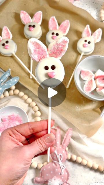 Alicia Luchini | Down Rosemary Road on Instagram: "🍭🐰BUNNY COOKIE POPS ~ THE DIY TREAT YOU NEED TO SAVE AND MAKE THIS EASTER!!✨🌸

OBSESSED with how these turned out! So fun and EASY to make! 

What i did✨✨

Start by taking regular sized marshmallows and cut them diagonally and dip into pink sanding sugar. Set aside. Melt white chocolate in the microwave. Get a pack of Oreos and take them apart. Dab some melted chocolate on one side of the cookie and press sticks into it. Gently place the other half of the cookie on so the cookie is sandwiched back together. Allow to set. Dip all of your pops into the white chocolate so they are completely coated. Allow to harden. Add some melted chocolate to the marshmallow ears and attach. I melted some dark chocolate to make the eyes. You could also u Easter Oreo Pops, Oreo Suckers, Bunny Oreos, Easter Oreos, Oreo Cookie Pops, Recipes Easter, Oreo Cookies Dipped, Chocolate Dipped Cookies, Sanding Sugar