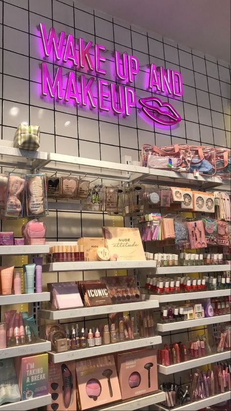 Makeup Store Interior Retail Design, Makeup Boutique Ideas Shops, Interior Design For Makeup Studio, Makeup Store Interior Design, Beauty Retail Store Design, Makeup Store Ideas, Gift Store Design Interior, Pink Store Interior, Pink Store Aesthetic