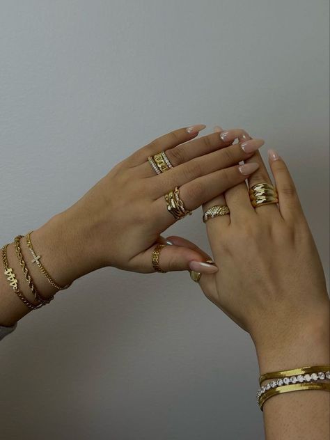 Golden Girl Aesthetic, Mixed Metals Jewelry Style, Xoxo Jewelry, Evry Jewels, Aesthetic Jewellery, Gold Bracelets Stacked, Dope Jewelry Accessories, Luxe Jewelry, Mixed Metal Jewelry