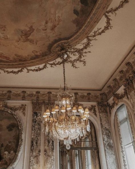 Royal Aesthetic Room, Le Meurice Paris, Royal Academia, Old Mansions Interior, Vintage Mansion, متحف فني, Light Academia Aesthetic, Royalty Aesthetic, Dark Academy