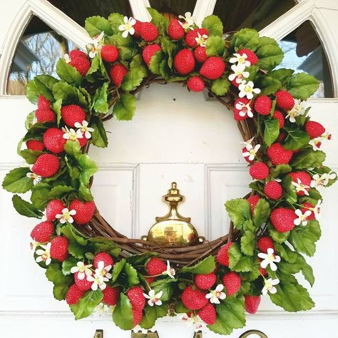 Strawberry Wreath Ideas, Crochet Wreath Pattern, Strawberry Wreath, Vintage Strawberry Shortcake Dolls, Kitchen Wreath, Basket Wreath, Ornament Garland, Strawberry Decorations, Fabric Wreath