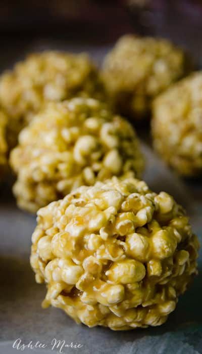 it's fast and easy to make these caramel popcorn balls Halloween Popcorn Balls Recipe, Caramel Popcorn Balls Recipe, Popcorn Balls Recipe Easy, Halloween Popcorn Balls, Caramel Popcorn Balls, Popcorn Balls Recipe, Popcorn Recipes Easy, Peanut Butter Popcorn, Apple Popcorn