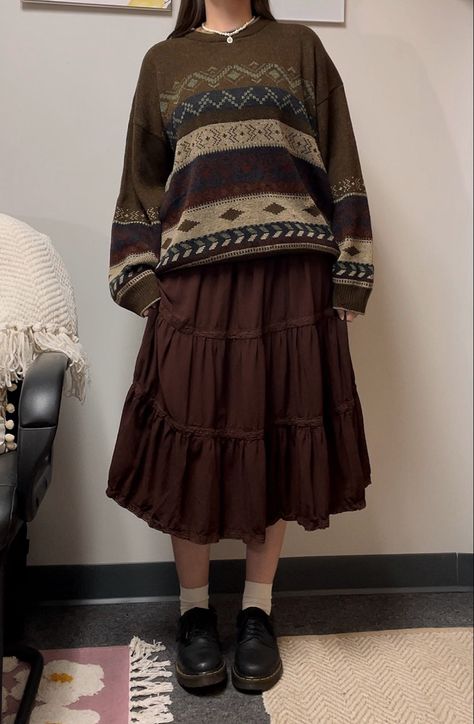 Brown Midi Skirt Outfit Fall, Autumn Fall Aesthetic Outfit, Styling A Brown Skirt, Brown Vintage Outfit, Cozy Vintage Outfits, Vintage Fall Aesthetic Outfit, Plus Size Indie Outfits Aesthetic, Aesthetic Fall Outfits Vintage, Cozy Skirt Outfits