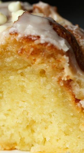 The Most Ridiculous Vanilla Cake ~ Seriously the softest most moist cake EVER, it literally melts in your mouth! Lemon Oreo, Treat Business, Moist Vanilla Cake, Moist Cake, Vanilla Cake Mixes, Vanilla Cake Recipe, Bundt Cakes Recipes, A Piece Of Cake, Oreo Cheesecake