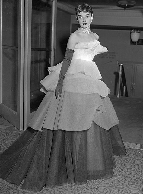 1950s Audrey Hepburn, Audrey Hepburn Outfit, Audrey Hepburn Photos, March Of Dimes, Robes Glamour, Audrey Hepburn Style, Hepburn Style, Waldorf Astoria, Marlene Dietrich