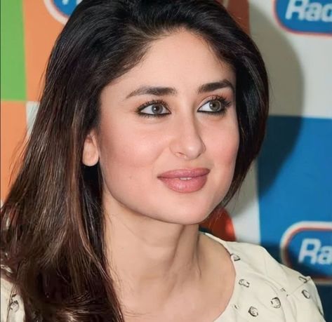 90s Bollywood Fashion, Kareena Kapoor Photos, Bollywood Beautiful, Soft Eye Makeup, Bridal Sarees South Indian, Wedding Dance Video, Celebrity Makeup Looks, Actress Images, Ethereal Makeup