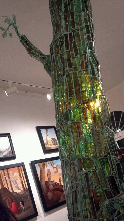 Reduce, recycle, reuse! Glass bottles forming a mosaic life sized tree Reuse Glass Bottles, Jungle Bungalow, Mosaic Trees, Mosaic Vases, Mosaic Sculpture, Tree Mosaic, Indie Decor, Recycled Wine Bottles, Recycling Information