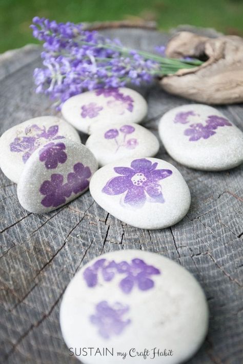 Dust Off Those Craft Supplies: DIY Stamped Rock Decor Paper Weights Diy, Ideas Para Decorar Jardines, Rock Painting Supplies, Hand Lettered Christmas, Diy Rock Art, Popular Crafts, Daisy Painting, Christmas Rock, Rock Painting Ideas Easy