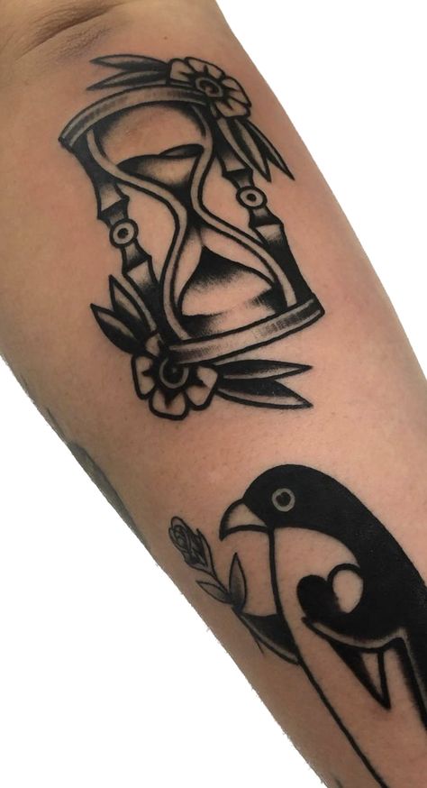 Girly American Traditional, Girly American Traditional Tattoo, Girly American Traditional Tattoo Ideas, Traditional Tattoo Black And White, Tato Tradisional, Traditional Tattoo Old School, American Traditional Tattoo Ideas, Traditional Tattoo Ideas, Traditional Tattoo Designs