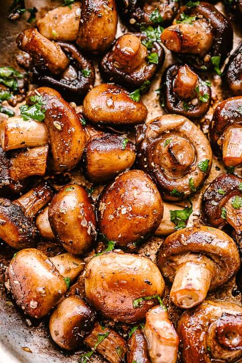 The BEST Garlic Butter Mushrooms | Easy Weeknight Recipes Best Garlic Butter, Fondue Recipes Meat, Portabella Mushrooms Recipes, Easy Weeknight Recipes, Easy Mushroom Recipes, Butter Mushrooms, Mushroom Side Dishes, Julia Childs, Garlic Butter Mushrooms