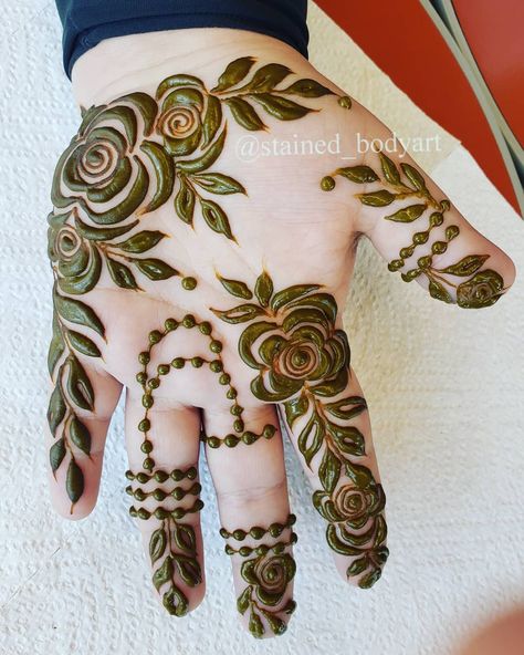 Arabic henna is bold and beautiful Simple Gulf Mehendi Design, Baby Mehndi Design Front Hand, Child Mehandi Design, Baby Henna Design, Baby Mehndi Design Simple, Child Mehndi Design, Kids Mehendi Designs, Baby Hand Mehndi Design, Bold Henna Designs