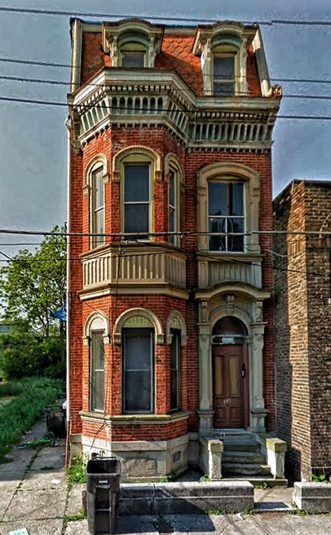 Small Victorian Exterior, Pretty Architecture Building, Victorian Townhouse Exterior, Victorian Homes England, Beautiful Old Buildings, Victorian Architecture Exterior, Interesting House Exterior, House Reference Photo, Building References Architecture