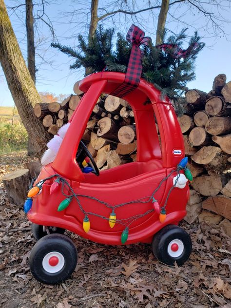 Christmas Tree Cozy Coupe, Crazy Coupe Car Christmas, Cozy Coupe Makeover Christmas, Wagon Costumes For Babies, Little Tikes Car Christmas Picture, Red Wagon Christmas Pictures, Cozy Coupe Christmas Picture, Diy Christmas Family Photo, Christmas Cozy Coupe