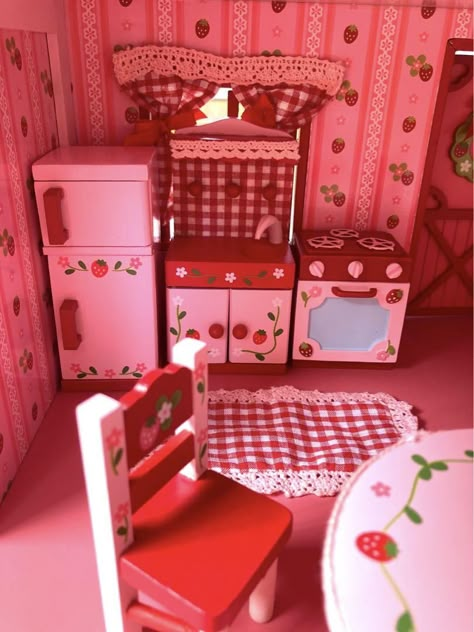 mother garden strawberry doll house Mother Garden Strawberry, Strawberry House, Sunny House, Garden Strawberry, Spongebob Stuff, Mother Garden, Dolly World, Tiny Cooking, Japanese Baby