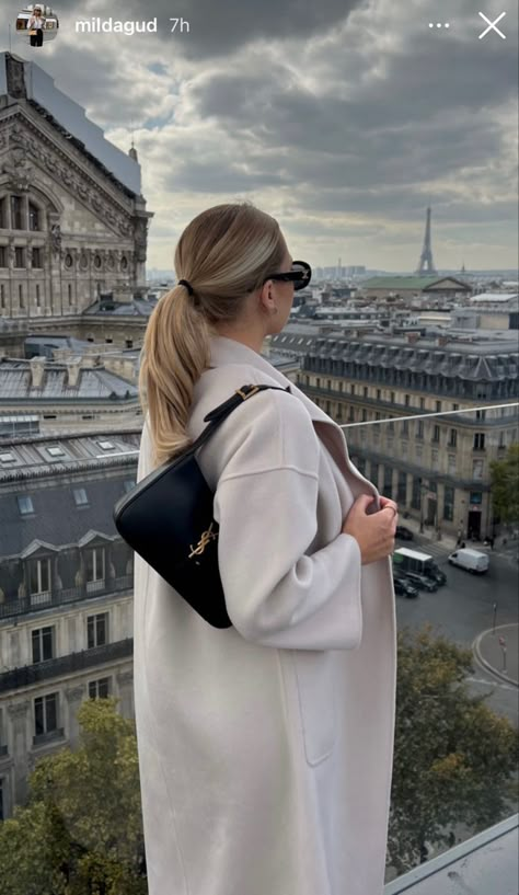 Galeries Lagayette, Paris 🇫🇷 Ysl Hobo Bag Outfit, Eiffel Tower Photo Ideas, Paris Eiffel Tower Aesthetic, Paris Outfits Aesthetic, Aesthetic Paris Outfits, Fall Fashion Paris, Hobo Outfit, Winter Paris Outfits, Paris Outfit Aesthetic